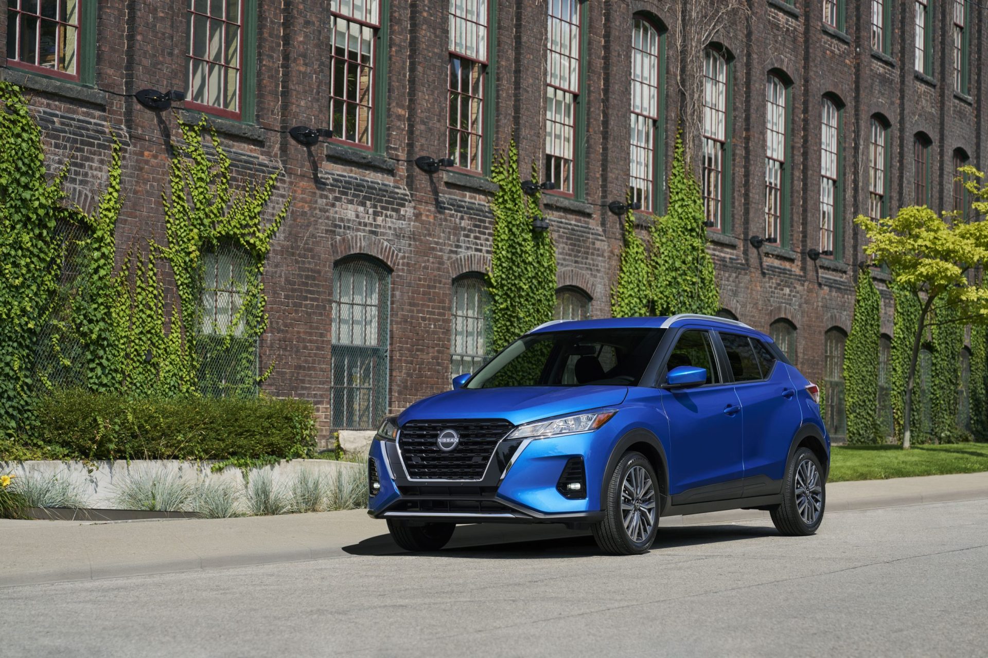 Nissan Kicks Play garé dans la rue
