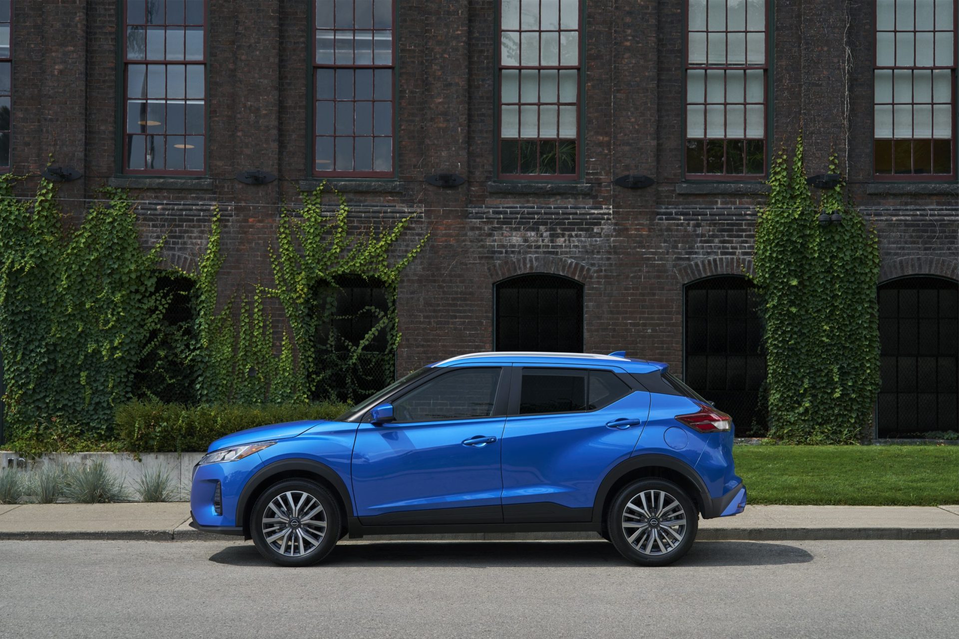 Véhicule abordable le Nissan Kicks Play 2025 vu de profil