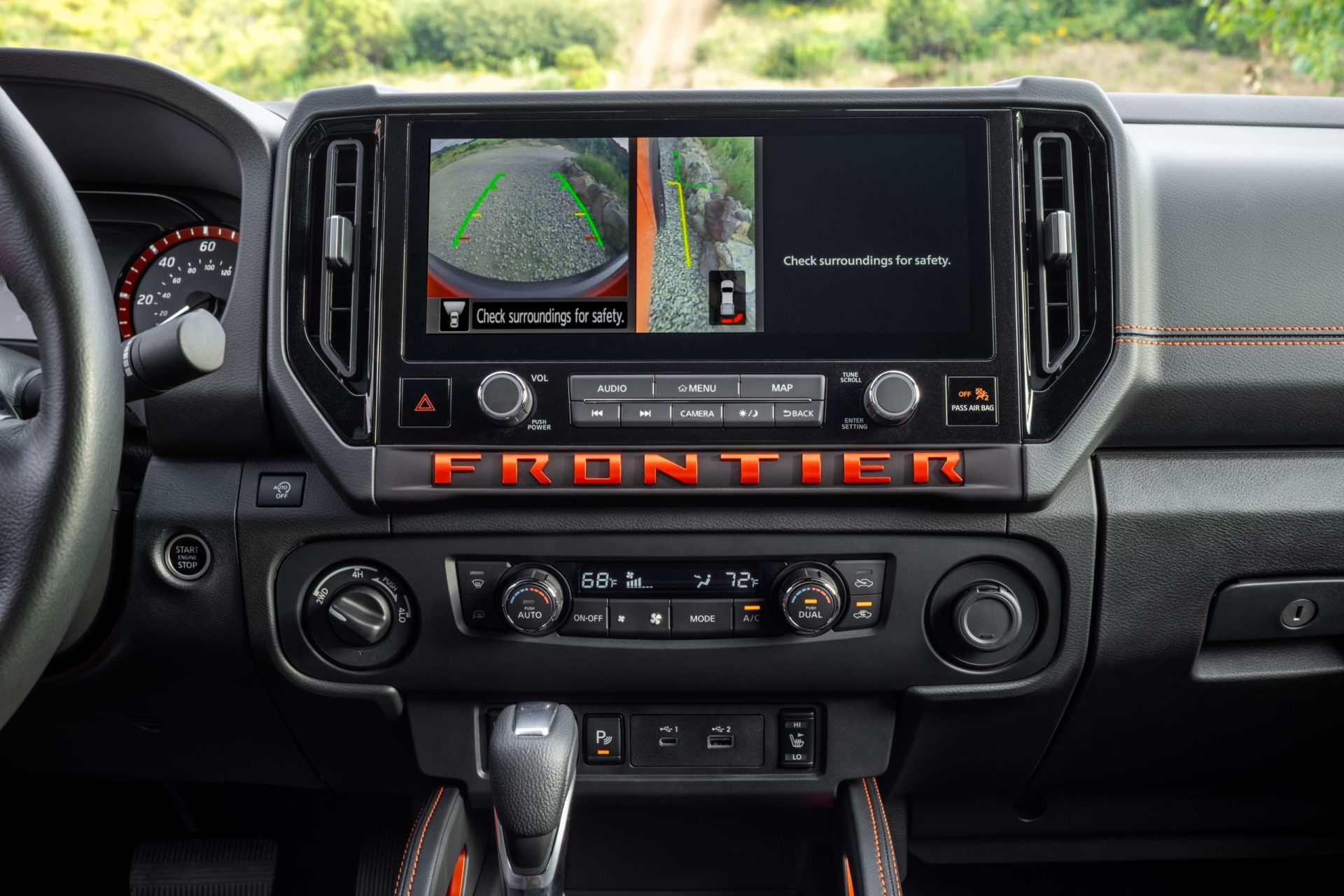 Intérieur du Nissan Frontier PRO-4X avec vue sur le tableau de bord, le volant et l'écran d'infodivertissement