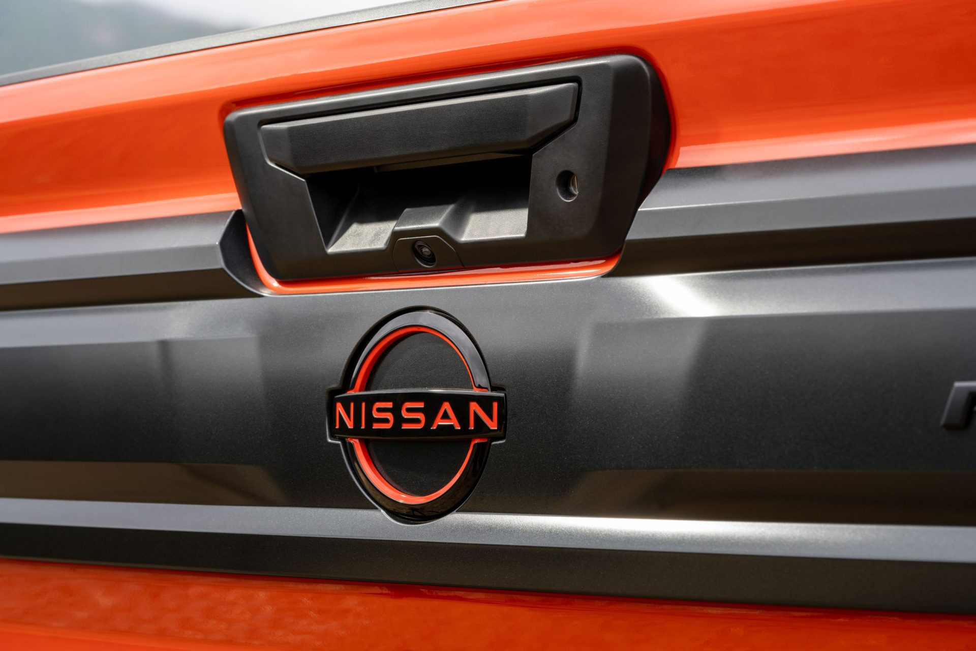 Logo Nissan sur la fermeture de la caisse du Nissan Frontier 2025