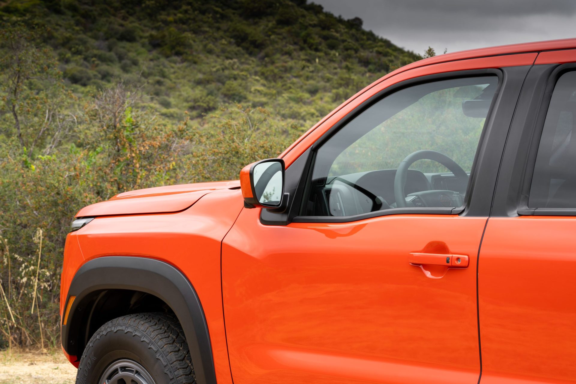 Vue latéral avant du Nissan Frontier 2025